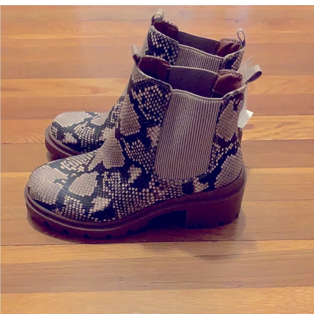 Universal thread (target) lug sole Chelsea boot